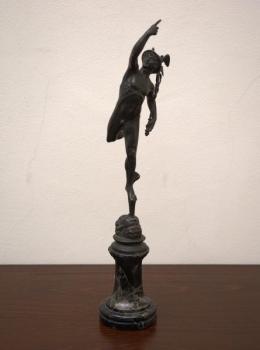 Bronzová socha Merkura na mramorovém podstavci Bronzová socha Merkura na mramorovém podstavci