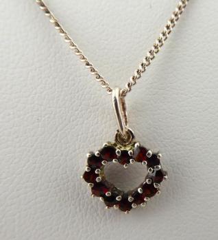 Stříbrný řetízek se srdíčkem z českých granát Stříbrný řetízek se srdíčkem z českých granát