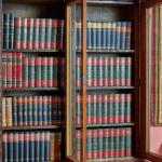 Velká neorenesanční knihovna s erbem Velká neorenesanční knihovna s erbem