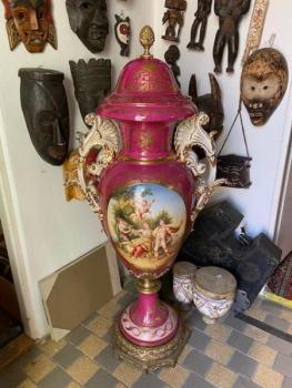 Porcelánová váza s figurálními motivy  Porcelánová váza s figurálními motivy