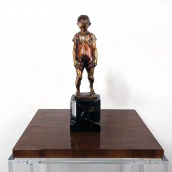 Bronzová figura chlapce Bronzová figura chlapce
