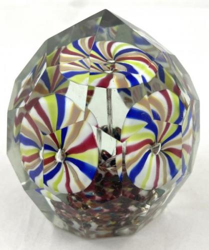 Těžítko s pěti pruhovanými květy Těžítko s pěti pruhovanými květy