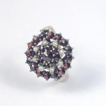 GRANÁTOVÝ PRSTEN S PERLIČKAMI  GRANÁTOVÝ PRSTEN S PERLIČKAMI