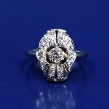 Bílozlatý prsten s brilianty ve stylu art deco Bílozlatý prsten s brilianty ve stylu art deco