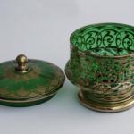 Dóza s víkem zeleného skla se zlacením Dóza s víkem zeleného skla se zlacením