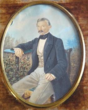 Miniatura muže sedícího v zahradě Miniatura muže sedícího v zahradě