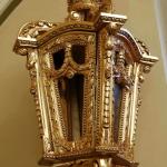 Obří párové zlaté lucerny na vyřezávaných nohách Obří párové zlaté lucerny na vyřezávaných nohách