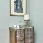 Designová komoda se stříbrným povrchem Designová komoda se stříbrným povrchem