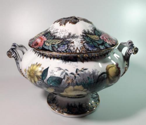 Jídelní servis s dekorem květin  Jídelní servis s dekorem květin