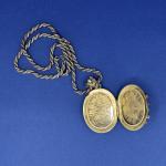Stříbrný medailon s řetězem, 1850 Stříbrný medailon s řetězem, 1850