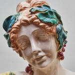 Fajánsová busta ve stylu Alfonse Muchy Fajánsová busta ve stylu Alfonse Muchy