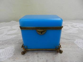 Dóza v mosazné montáži, modré opálové sklo Dóza v mosazné montáži, modré opálové sklo