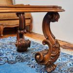 Konferenční stolek vyřezávaný v barokním stylu Konferenční stolek vyřezávaný v barokním stylu