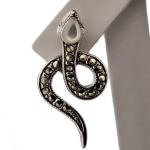STŘÍBRNÉ NÁUŠNICE ”HADI” S MARKAZITY A PERLETÍ STŘÍBRNÉ NÁUŠNICE ”HADI” S MARKAZITY A PERLETÍ