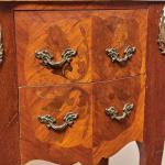 Intarzovaná komodka s vrchní mramorovou deskou Intarzovaná komodka s vrchní mramorovou deskou