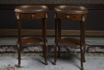 110. Pár odkládacích stolků v klasicistním stylu 110. Pár odkládacích stolků v klasicistním stylu