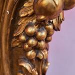 Bohatě vyřezávaný konzolový stůl s mramorem Bohatě vyřezávaný konzolový stůl s mramorem