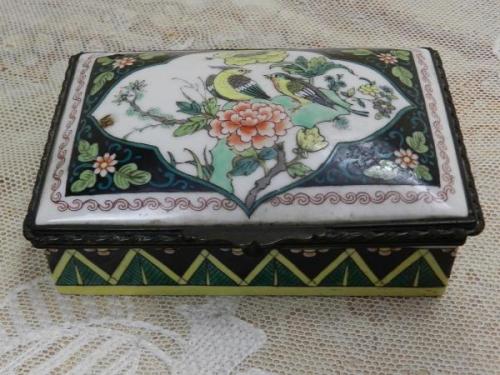 Čínská porcelánová dóza s pantem Čínská porcelánová dóza s pantem