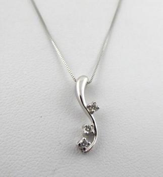 Řetízek s přívěskem a diamanty Řetízek s přívěskem a diamanty