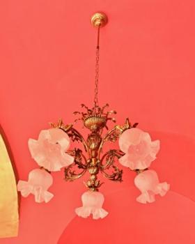 Bohatě zdobený lustr s květinovými stínidly Bohatě zdobený lustr s květinovými stínidly