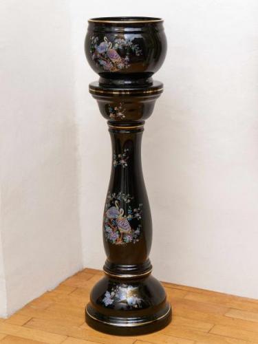 Porcelánový květináč na podstavci s dekorem pávů Porcelánový květináč na podstavci s dekorem pávů