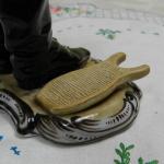 Figurální porcelánové škrtátko - Čechy, 19. stol. Figurální porcelánové škrtátko - Čechy, 19. stol.