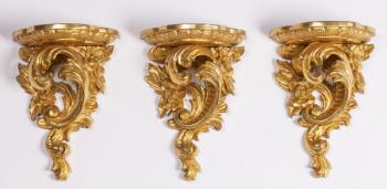 212. Tři shodné konzolky v rokokovém stylu 212. Tři shodné konzolky v rokokovém stylu