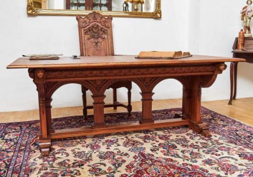 Neogotický vyřezávaný stůl. Dub. Rozkládací 386 cm Neogotický vyřezávaný stůl. Dub. Rozkládací 386 cm