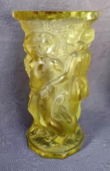 Váza - Vinobraní, H. Hoffmann, design F. Pazourek  Váza - Vinobraní, H. Hoffmann, design F. Pazourek