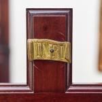 Starožitný stolní krucifix z masivního mahagonu Starožitný stolní krucifix z masivního mahagonu