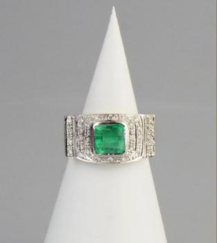 Zlatý prsten se smaragdem a s diamanty Zlatý prsten se smaragdem a s diamanty