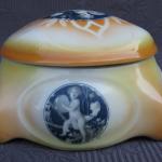 Dóza-chlapci-malý muzikanti, zn. Franz Manka Dóza-chlapci-malý muzikanti, zn. Franz Manka