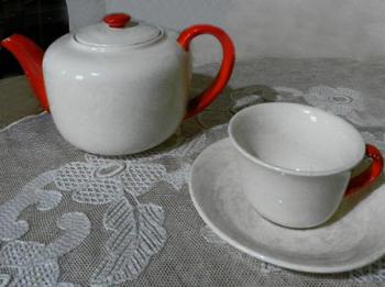 Porcelánová konvička na čaj a šálek s podšálkem Porcelánová konvička na čaj a šálek s podšálkem