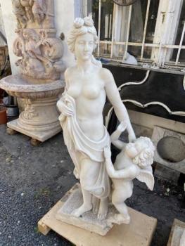 Mramorové sousoší žena s andílkem  Mramorové sousoší žena s andílkem