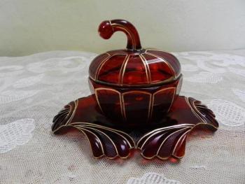 Broušená dóza ve tvaru jablka -  Čechy, 19. stol. Broušená dóza ve tvaru jablka -  Čechy, 19. stol.