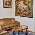 Konferenční stolek vyřezávaný v barokním stylu Konferenční stolek vyřezávaný v barokním stylu