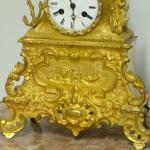 Detail starožitných zlacených hodin