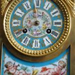 Bronzové hodiny s miniaturami