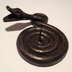 Trefanec : kovaný svícen v podobì hada