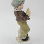 Porcelánová figurka - chlapeèek s ptáèkem