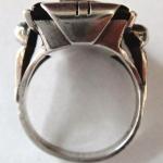 Stříbrný prsten s monogramem a onyxem
