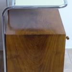 Noční stolek z ohýbaných trubek a dřevěnou skříňko