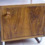 Noční stolek z ohýbaných trubek a dřevěnou skříňko