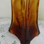 Váza z medového skla zdobená plastickými akty