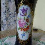Kobaltová váza s motivem kytice Míšeò