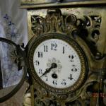 Bronzové hodiny s porcelánovým ciferníkem