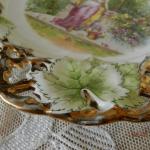 Zlacený dekorativní talíř s antickým motivem