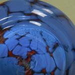 Èerveno modrá sklenìná váza