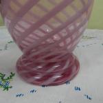 Rùžová foukaná váza s pruhy