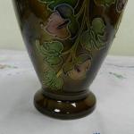 Hnìdá keramická váza s barevnými kvìty